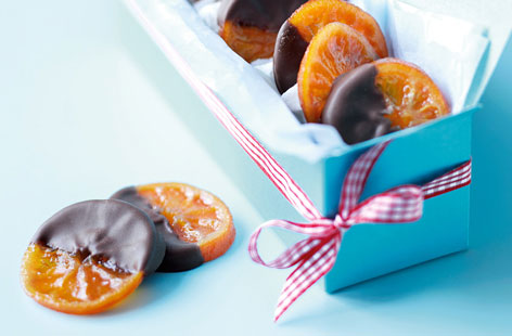 All you need is a few simple ingredients to turn a bunch of clementines into a thoughtful, edible gift. This recipe involves caramelising sugar, so make sure to be careful when working with the molten mixture. Once completed, these slices can be stored for up to 4 weeks in an airtight container.