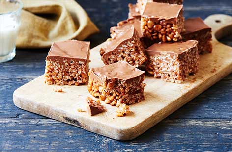 These gooey and crunchy marshmallow rice crispy cakes won’t just get the kids excited! With a milk chocolate topping, these moreish bites make a delicious after-dinner nibble or afternoon tea treat. Made with just four ingredients, our no-bake recipe is perfect for all the family.