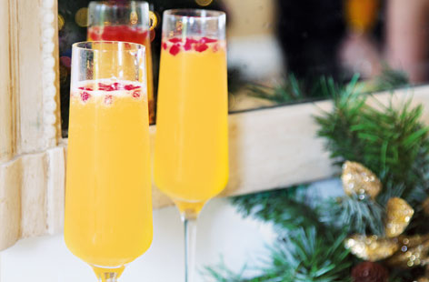 Clementine fizz served with pomegranate seeds recipe