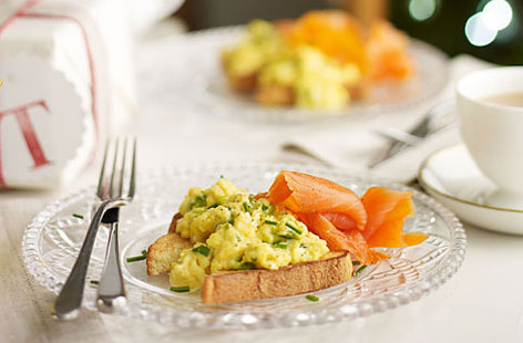 This easy recipe for a classic breakfast in bed is perfect for Mother's Day and the kids can even help you to make it. With smoked salmon, fresh chives, spring onions and scrambled eggs, this beautiful breakfast will definitely put a smile on her face