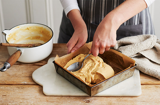 Fill the baking tray
