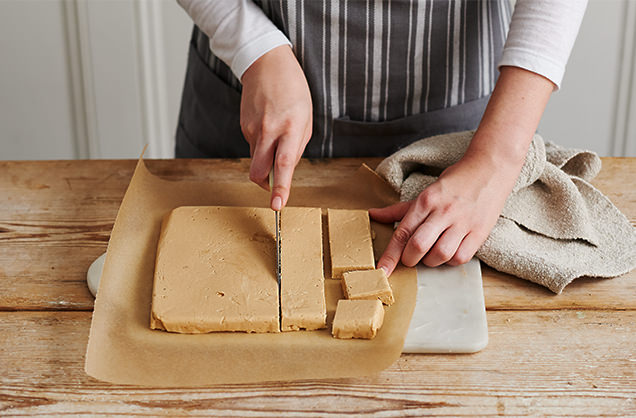 Slice the fudge