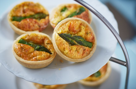 Be sure to impress your guests with these tasty mini asparagus and Gruyère quiches, perfect for picnics and light snacks