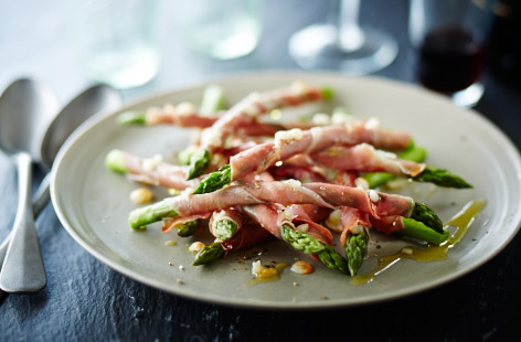 When in season, the humble asparagus is one of our favourite vegetables. Boiled spears of the spring veg are draped in serrano ham and a generous scattering of buttery manchego cheese in this easy recipe. An excellent starter for a dinner party or family get-together.