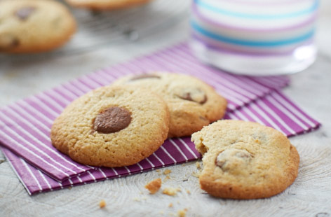 These scrumptious chocolate chip cookies are dairy-free, perfect for when you've run out of butter but have a sweet craving. They keep for up to five days in an airtnight container, so best hide them away if you want them to last.