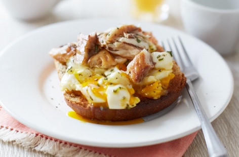 Wholemeal toast with rosemary eggs and mackerel recipe