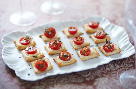 Tomato and halloumi puffs recipe