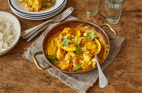 This really easy chicken korma recipe gives tender chicken breast in a mildly-spiced, rich and creamy curry sauce. Learning how to make chicken korma is pretty straightforward – it’s sure to become a regular dinnertime feature!