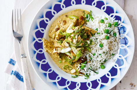 Recreate your favourite takeaway with this mild and creamy korma. Made with natural yogurt, it's light and packed with flavour. Garnish with spring onion, almond and coriander for extra colour and crunch