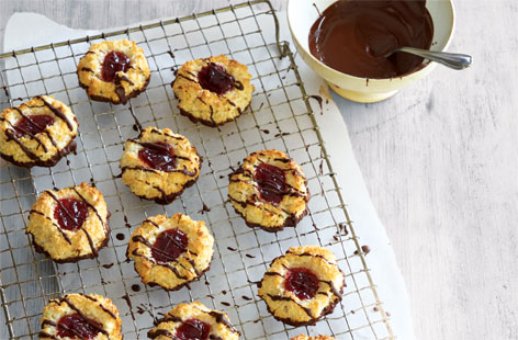 In times like these, how do you show love on Father’s Day? Dom and Amelia have the answer – you send it. Their postable macaroons are made with love and shipped straight to Grandad Hobson so they can share a special moment on Father's Day. 