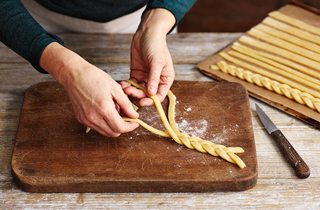 Plaiting the pastry