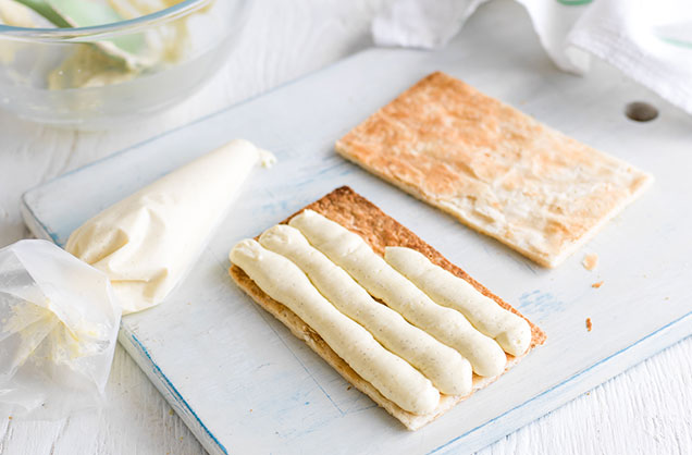 Pipe the mille feuille