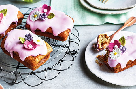 Kids will love making these mini banana bread cakes for Mother's Day