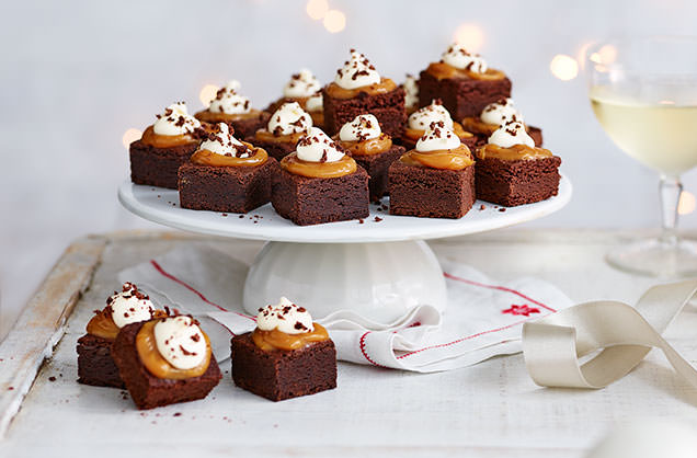 Mini brownies with salted caramel and cream