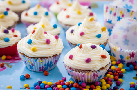 Mini spiced cupcakes with cream cheese frosting - Alyn Williams These delicious mini spiced cupcakes are a great twist on a classic sponge and the cream cheese frosting adds a zingy and refreshing twist.