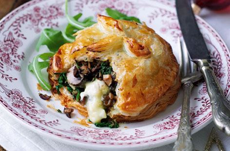 These vegetarian individual cheesy parcels are a main course that is sure to impress guests. Creamy camembert and flavoursome Portabellos, along with porcini mushrooms for depth make this a perfect hearty dinner.