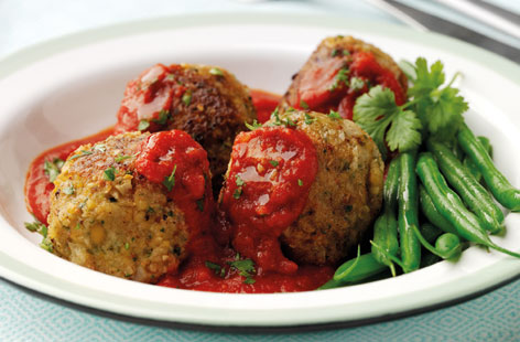 A meat-free dish that works great as a snack or a main meal, these oat and chickpea dumplings with tomato sauce are an absolute doss to make. A combination of just a few simple ingredients, this recipe takes just 20 minutes to prepare.