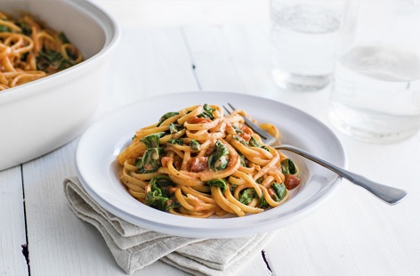 This easy pasta recipe is rich with tomatoes, creamy mascarpone and vibrant spinach. The linguine cooks straight in the sauce, making this onctuous dish a real one-pot wonder and with only six ingredients.