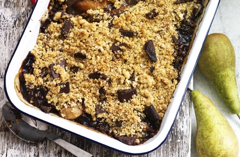 A seasonal crumble dessert with cinnamon and nutmeg spiced pears, delicious oats and melted chocolate.