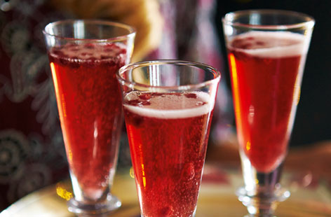 Add a touch of class to your aperitif with this pomegranate and sparkling rosé cocktail. Chill the wine and pomegranate juice, line up the champagne flutes and pour when you are ready to serve. The cocktails are garnished with a few pomegranate seeds to finish.