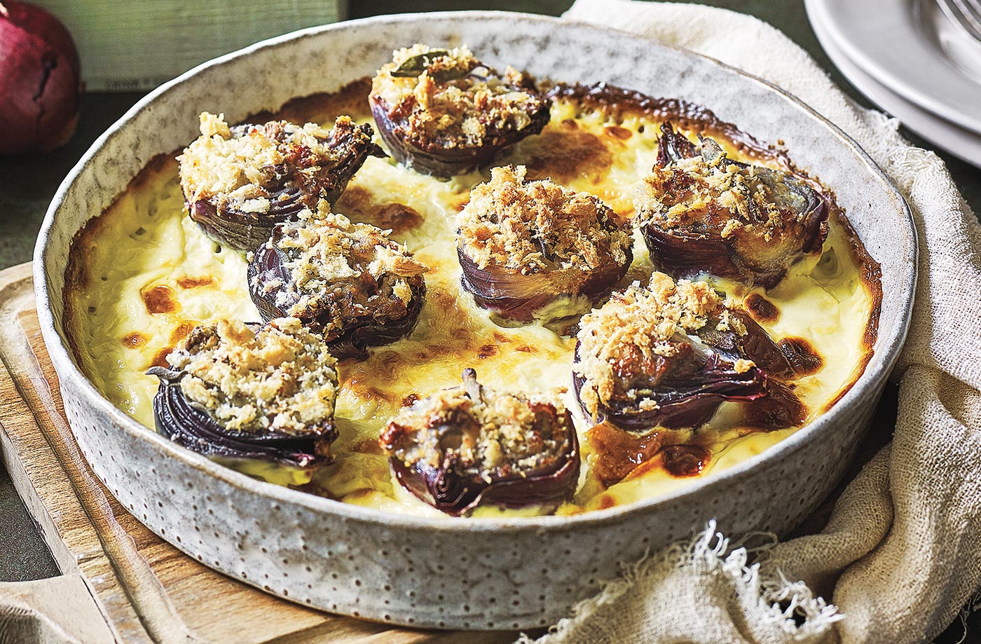 Baked onions with cream, garlic and anchovies recipe