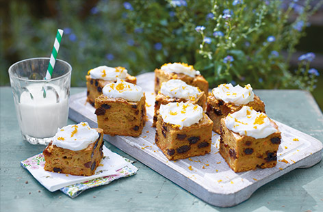 This healthy bake has all the classic flavour of an indulgent carrot cake recipe, but makes a healthy treat for kids and adults alike, as the cake is sweetened with apple, banana and sultanas and cut into snack-size squares.