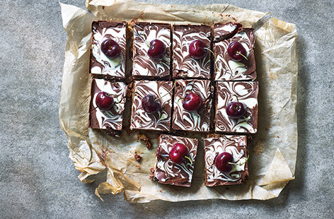 Enjoy a homemade sweet treat with no need to turn on the oven with this easy chocolate tiffin with fresh juicy cherries, crushed ginger nut biscuits and creamy milk chocolate.