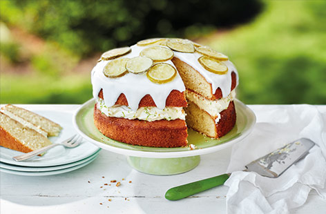 Enjoy your favourite gin cocktail in the form of a cake, with this gorgeous gin and tonic cake recipe. It has all the aromatic flavour of a glass of ‘G&T’, with juniper and lime-flavoured sponges soaked in a gin and tonic syrup and a sweet gin icing. 