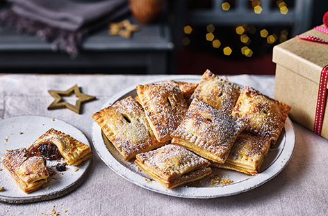 A super easy twist on classic mince pies, these Christmas pop tarts make the perfect sweet treat to share over the festive season. Made simply with ready rolled pastry and a jar of mincemeat, you can have these little parcels baked and ready in no time.
