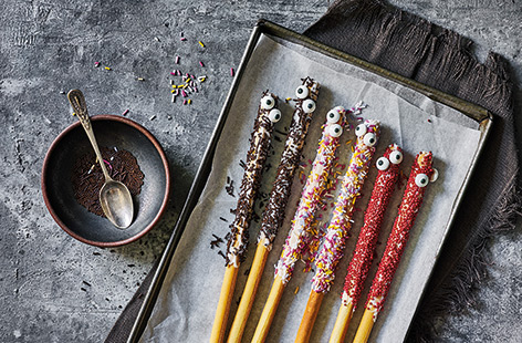 Putting on a Halloween feast for little ones doesn't have to be difficult or costly – this Halloween party food idea is ready in no time and only has four ingredients