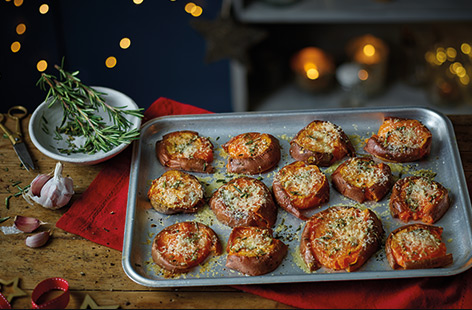 Add something new to your Christmas dinner table and make these smashed sweet potatoes with garlic butter and a cheesy Parmesan crust.