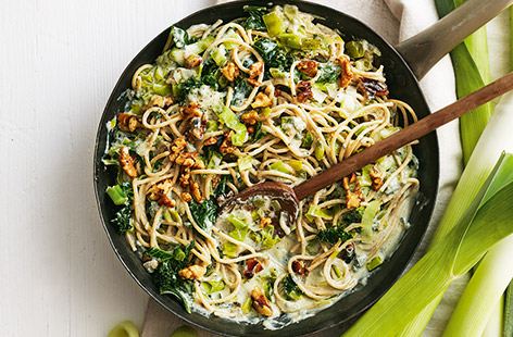 Ready in just 30 minutes, this sophisticated spaghetti recipe with seasonal leeks and kale, tangy gorgonzola cheese and crunchy walnuts is perfect for those busy weeknights when you need a comforting bowl of creamy, cheesy pasta