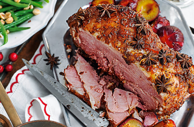 Glazed ham with roasted plums and green beans recipe
