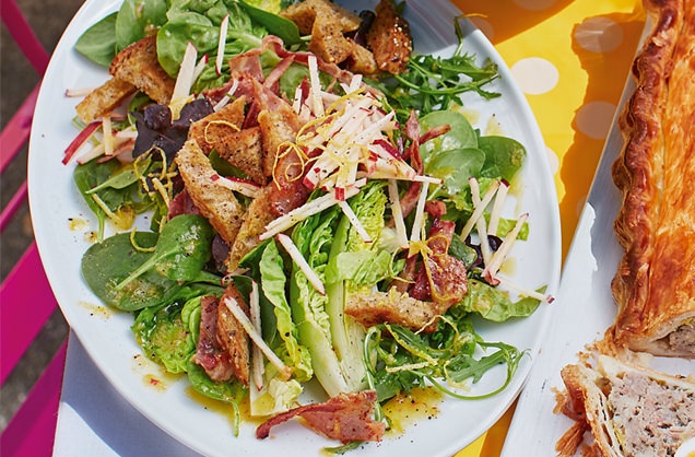 Spinach and bacon salad with parmesan croutons recipe