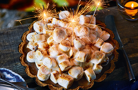 Finish your Bonfire Night celebrations with this spectacular Bonfire banoffee pie. Crowned with gooey, melting marshmallows, this easy pie recipe is sure to be a crowd-pleaser. 