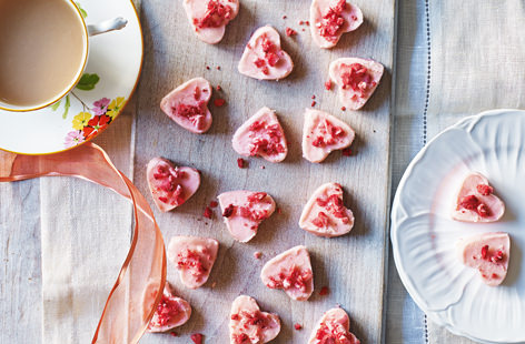 These gorgeous white chocolate hearts are filled with freeze-dried strawberries, perfect for a Mother’s Day gift or a Valentine’s Day sweet treat. 