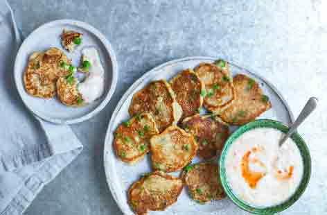 These mini pea pancakes are light, fluffy – and healthy! Served with a yogurt dip spiked with sweet chilli sauce they are a colourful hearty snack or light lunch