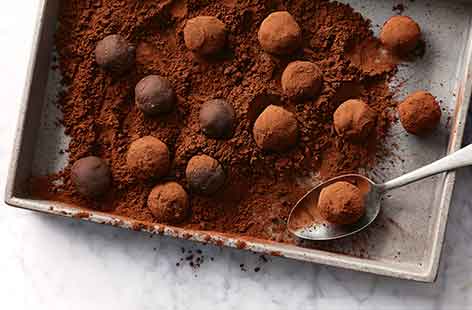 These vegan truffles make the perfect sweet Easter treat or edible gift. Chocolate ganache is simple to make and forms the creamy base of these decadent truffles when cooled, whilst a touch of salted caramel makes them extra special.