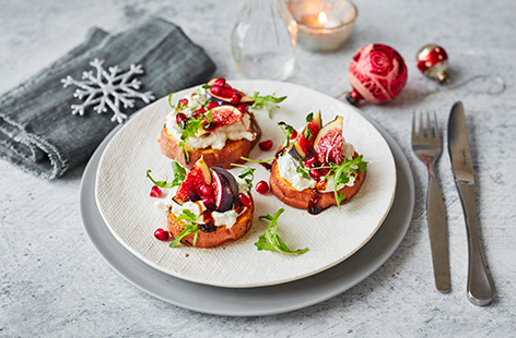 These sweet potato rounds are perfect for a special occasion or as part of a festive feast. They are easy to make and can be prepared ahead, so there’s no hassle on the day. The roasted sweet potato discs make a delicious base for a whipped feta topping, s