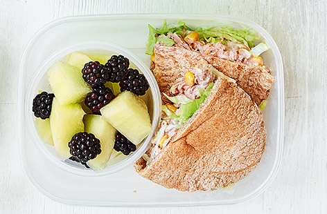 Quick to make and easy to eat, this tuna mayo pitta recipe makes a deliciously healthy lunchbox idea for kids. Find more Lunchbox recipes on Tesco Real Food.