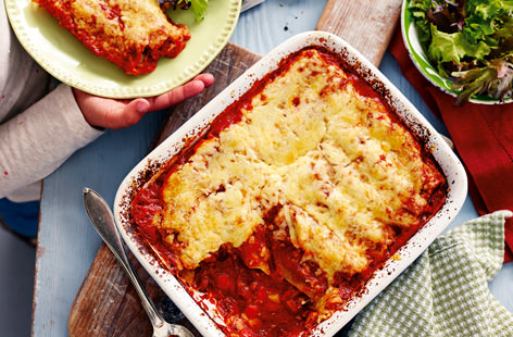 Cannelloni is a popular Italian dish where pasta tubes are stuffed with a meat or vegetable filling and baked in a rich sauce. For this extra-cheesy kid’s version, we use taco mixed beans as the protein for a cost-effective and healthy option