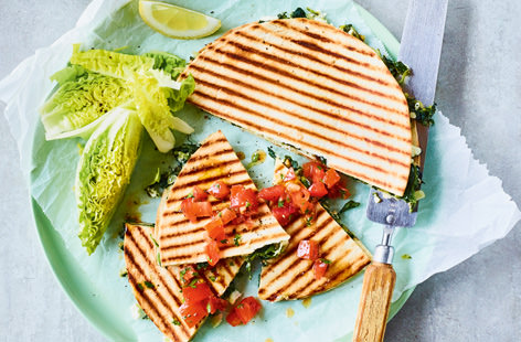 If you're throwing a last minute barbecue and you have some veggie guests coming, don't panic - these delicious flatbreads take just 10 minutes on the grill and are packed with a heavenly, creamy mixture of spinach and feta