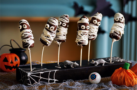 Trick the kids into eating fruit by dressing up bananas with rich dark chocolate, marshmallows and drizzling with icing to create fabulous mummified treats for Halloween. 