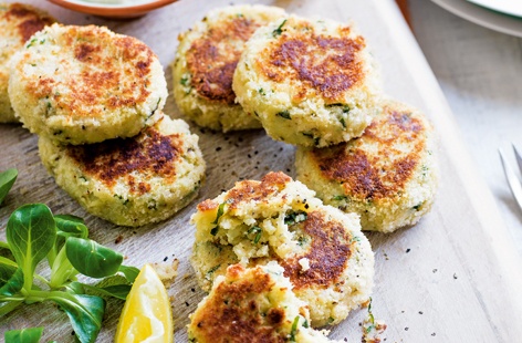 Shellfish and lemon is a marriage made in heaven – these crab cakes are wonderfully fluffy thanks to perfectly mashed potato and are flavoured with fragrant basil. This easy dinner idea for two pairs them with a zingy lemon mayo and takes just half an hour