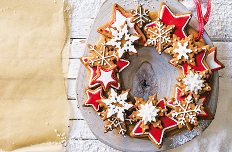 Create the perfect Christmas centrepiece with this delicious edible wreath made up of crunchy spiced biscuits, beautifully decorated with gorgeous red and white iced stars.