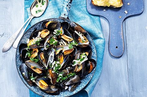 Shake up your midweek meals with this marvellous mussels recipe. Cooking mussels couldn't be easier – steaming in a beer and shallot broth takes no time at all