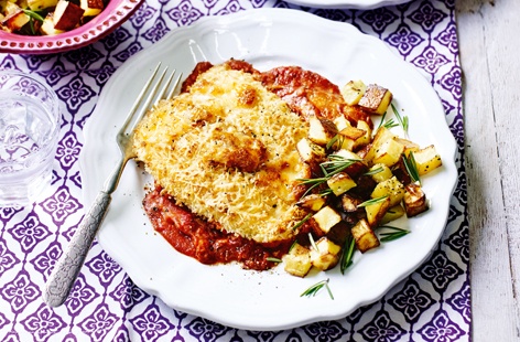 An absolute classic that brings together two wonderful cuisines. This Italian-American supper gives rich tomato sauce topped with grilled and gorgeously cheesey breaded chicken and golden roast potatoes