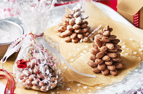 From mixing the biscuit spread base to arranging the Coco Pops Rocks, little ones will simply adore making these chocolatey Christmas treats. Why not make a batch of these snow-dusted pine cones for a wonderfully festive edible gift?