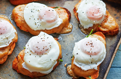 A beaut of a brunch recipe that’s perfect for laid-back dining with friends. Ready in just 20 minutes and inexpensive, too, these moreish bites layer toasted corn bread, red pesto, baby spinach, cheese sauce and poached egg