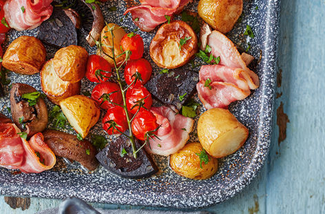 Rustling up a hearty breakfast has never been easier – this British brunch combines all of the classic fry-up ingredients and roasts in one-pan, making it super simple and really enhancing the gorgeous flavours